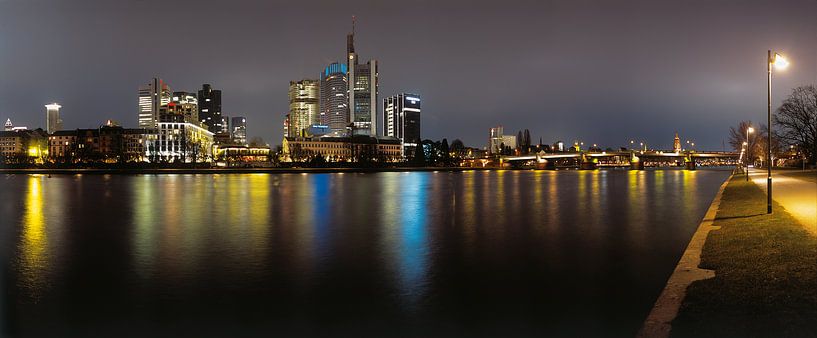 Frankfurt Skyline Poster – Wandbild in Dämmerung – Moderne Stadtansicht am Main – Urbanes Kunstwerk als Wohnungsdeko &amp; Geschenkidee von Steffen Grocholl