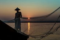 Visser vouwt zijn netten op de road to Mandelay in Myanmar. Wout Kok One2expose Photography. van Wout Kok thumbnail