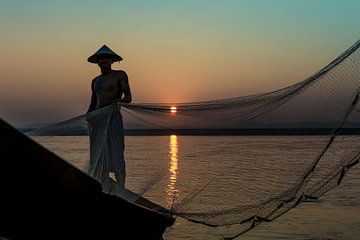 Visser vouwt zijn netten op de road to Mandelay in Myanmar. Wout Kok One2expose Photography.