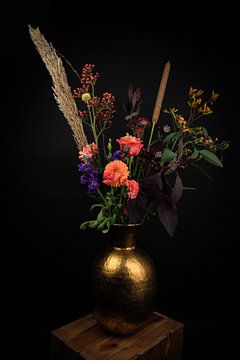Stilleven, Kleurrijk boeket bloemen in gouden vaas van Marjolein van Middelkoop