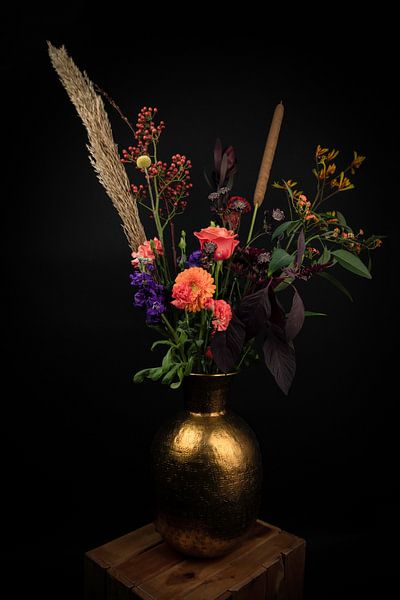 Nature morte, bouquet de fleurs coloré dans un vase doré par Marjolein van Middelkoop