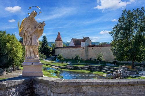 Nepomuk standbeeld op de brug in het Hans Kuffer Park in Berching