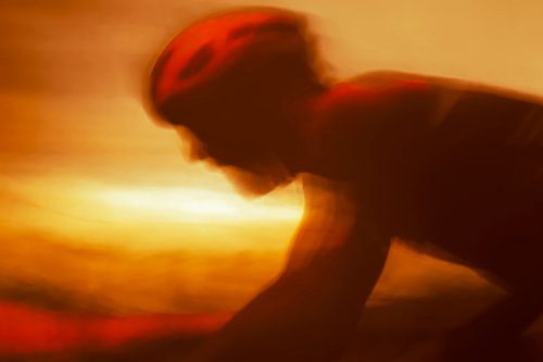 Soirée rouge avec un cycliste solitaire