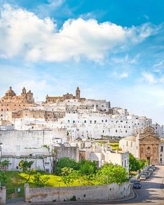 Skyline der weißen Stadt Ostuni, Apulien, Italien