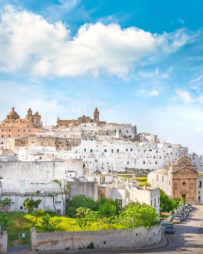 De skyline van de witte stad Ostuni, Puglia, Italië