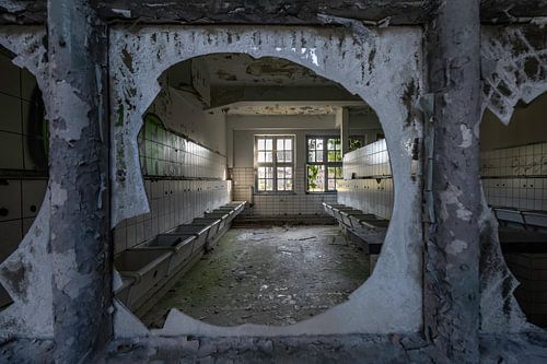 Doorkijkje door een kapot raam van Vivian Teuns