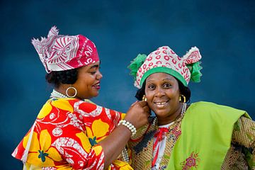Surinam, Paramaribo. Kreolische Frauen in Kotomisi-Kleidung. von Frans Lemmens