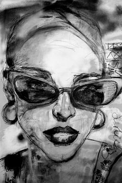 Vrouw met zonnebril in zwart-wit van Liesbeth Serlie