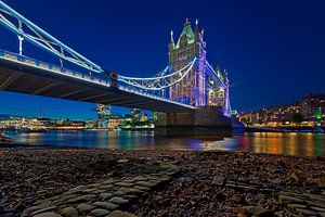 Nächtliche Ansicht der Tower Bridge von einem ausgetrockneten Flussabschnitt in London