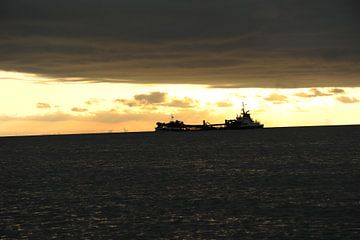 baggerschip bij zonsondergang