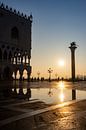 Zonsopgang bij St Mark's Plein in Venetië van Andreas Müller thumbnail