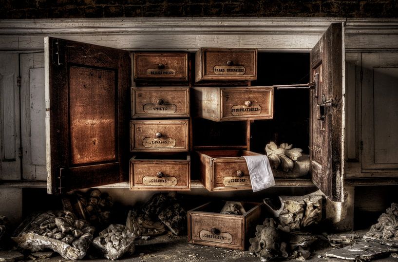 Empty drawers by Eus Driessen