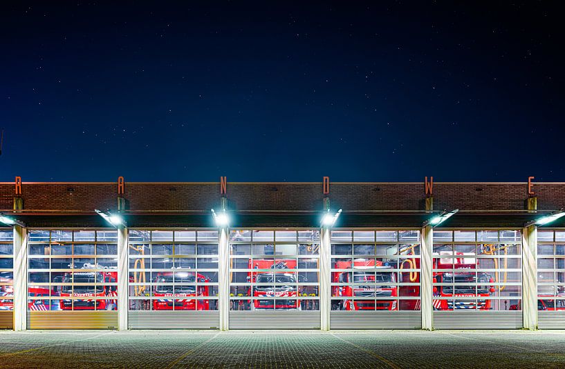 De Brandweerkazerne in Ridderkerk bij nacht van Rens Bok