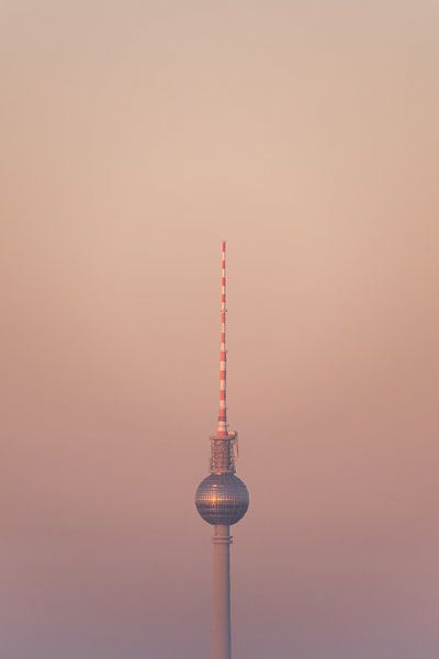Berliner Fernsehturm im Morgenlicht von Sven Schleider