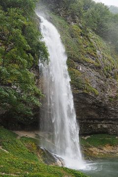 Chutes d'eau en montagne - une photographie spectaculaire de la nature, pleine d'énergie et de force. Acheter maintenant une peinture murale ou une toile et découvrir l'eau de montagne.