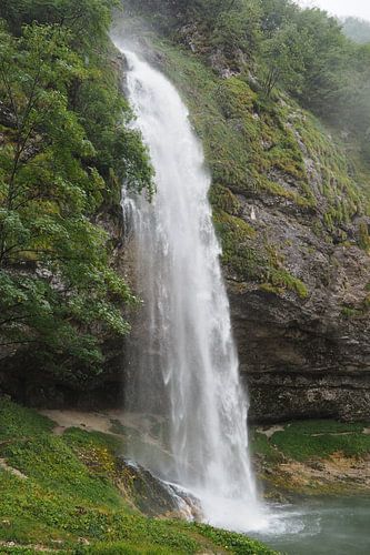 Watervallen in de bergen - spectaculaire natuurfotografie vol energie en kracht. Koop nu een muurschildering of canvas en ervaar bergwater.
