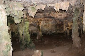 Grottes avec stalagmites et stalactites. sur Silvia Weenink