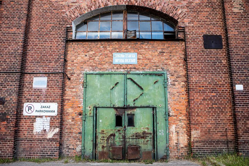 Gdansk haven, oude groene deur in havengebouw van Eric van Nieuwland