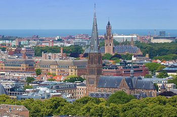 Skyline van Den Haag met de Kloosterkerk en het Vredespaleis