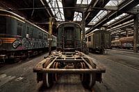 Urbex-Halle mit alten Zügen und Waggons