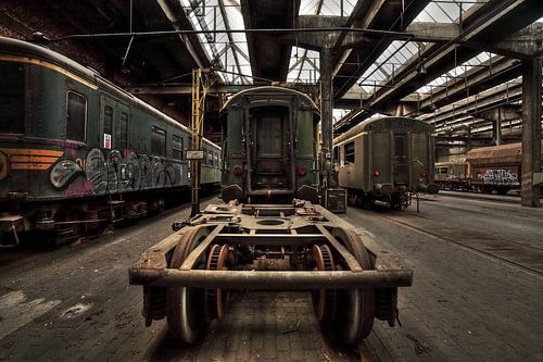 Urbex hal met oude treinen en wagons
