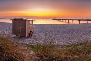 Badewagen am Strand an der Ostsee zum Sonnenaufgang.