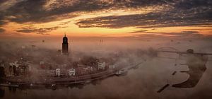 Deventer an einem nebligen Morgen bei Sonnenaufgang