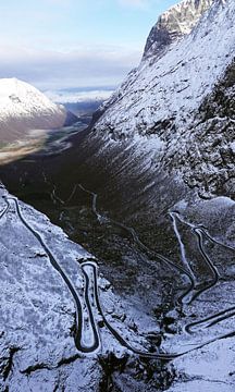 Eerste sneeuw op de Trollstigen weg in Noorwegen