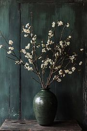 Vase vert avec fleurs blanches sur Imperial Art House