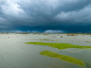 Donkere lucht boven de IJssel