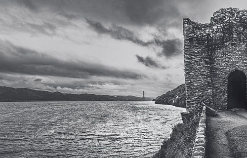 Urquhart Castle aan het beroemde meer Loch Ness in Schotland. Prachtig landschap in een rustige sfeer. Stilte, vrede en eenzaamheid.