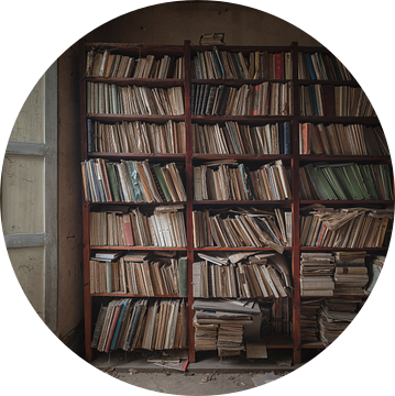 Boekenkast in een oude verlaten villa