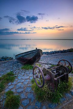 Bootje op de dijk bij Cornwerd net na zonsondergang van KB Design & Photography (Karen Brouwer)