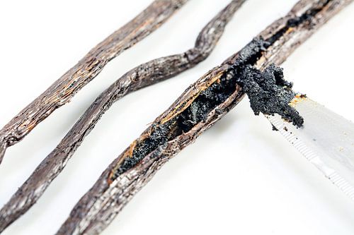 Voorbereiding van de vanille, mespunt schrapen van de markering met zaden van een vanillestokje, mac