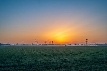 Sonnenaufgang über einer niederländischen Landschaft