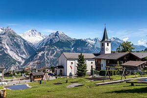 Bietschhorn mit Kirche in Unterbäch im Vordergrund