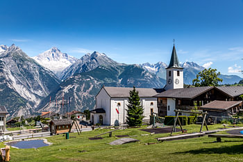 Bietschhorn avec l'église d'Unterbäch au premier plan