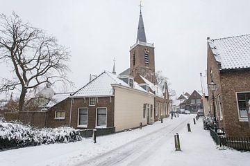Dorpsstraatje met sneeuw in Moordrecht Nederland.
