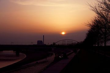 Zonsondergang in Lent (Nijmegen) van Carlijn Vos