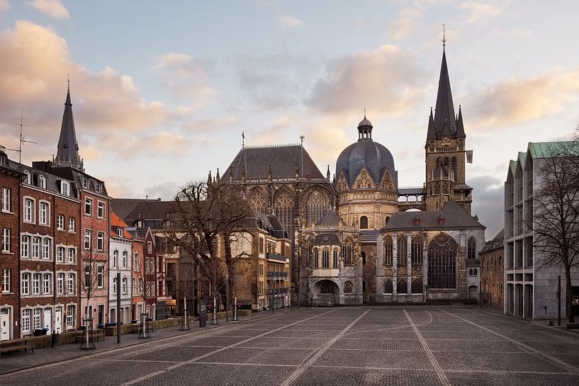 De Dom van Aken in het avondlicht van Rolf Schnepp