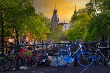 Een zomerse dag langs de grachten van Amsterdam, doordrenkt met warmte en charme. van Yama Anwari