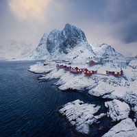 Cabanes rouges dans le silence hivernal
