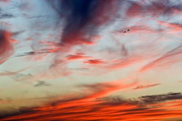 Bijzondere lucht na zonsondergang van Art by Fokje