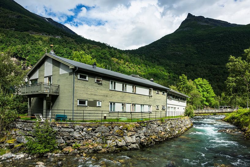 Gebäude am Fluß in Geiranger in Norwegen von Rico Ködder