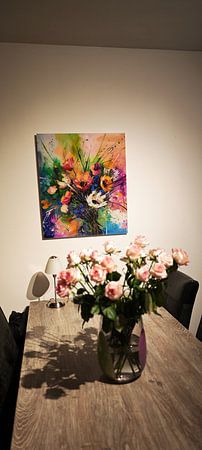 Lebendiger, farbenfroher Wildblumenstrauß im abstrakten Stil.