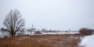 Het stadsfront van de stad Kampen in de sneeuw