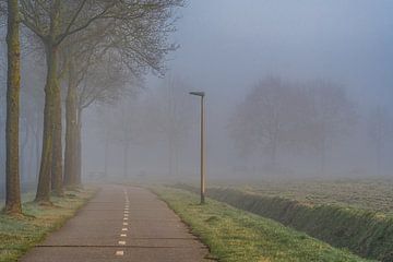 La traversée des Pays-Bas à vélo. Dans la brume au lever du soleil.