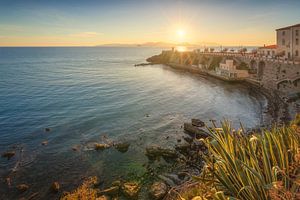 Blick auf die Piazza Bovio in Piombino bei Sonnenuntergang, Toskana