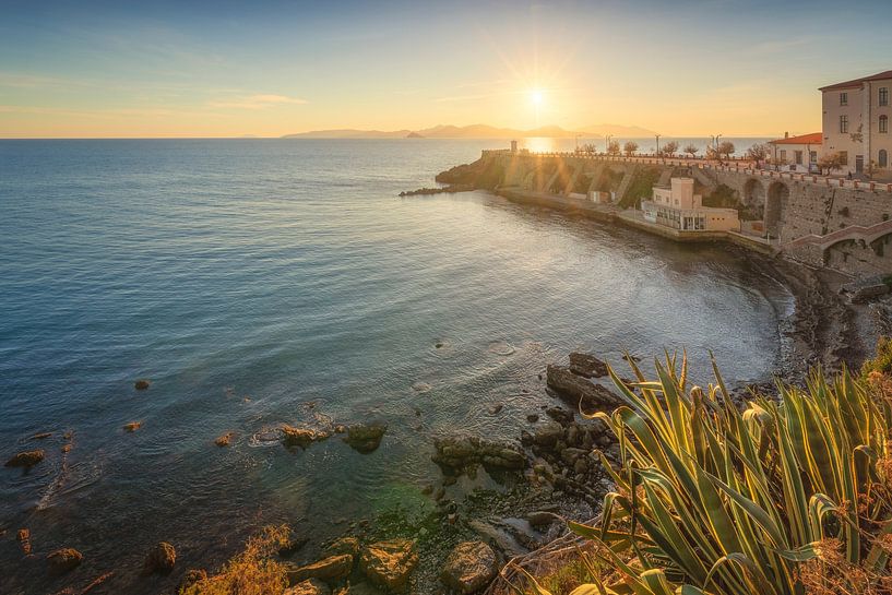 Uitzicht op Piazza Bovio in Piombino bij zonsondergang, Toscane van Stefano Orazzini