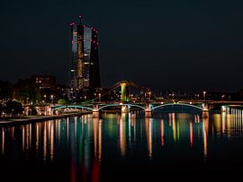 s Nachts in Frankfurt am Main met brug